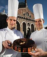 Padova - Pasticceria Biasetto- Luigi e Alessandro Biasetto Maestri cioccolatieri con il loro staff e la famosa torta dei 7 Veli Foto Gianluca Moggi/Sestini